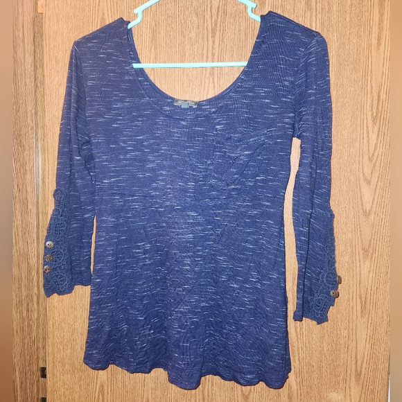 💓 3/$10 Lily Rose XS Blue Pretty Top With Crochet Sleeves - Picture 2 of 12